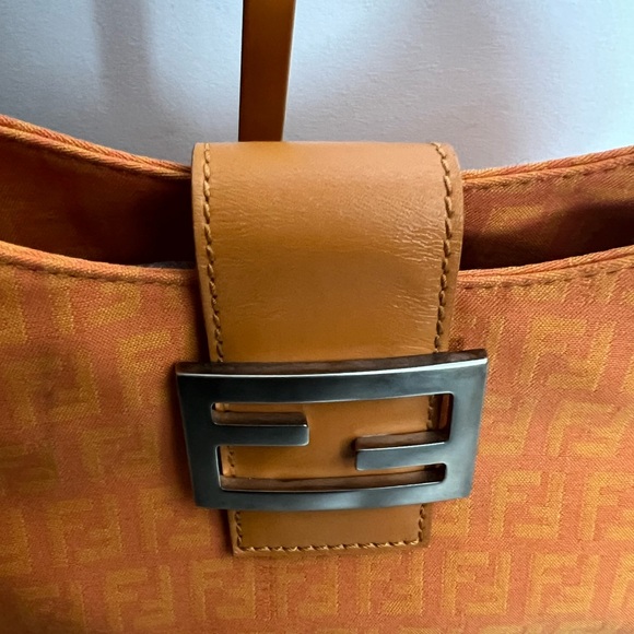 Fendi Orange baguette shoulder bag - Picture 2 of 16